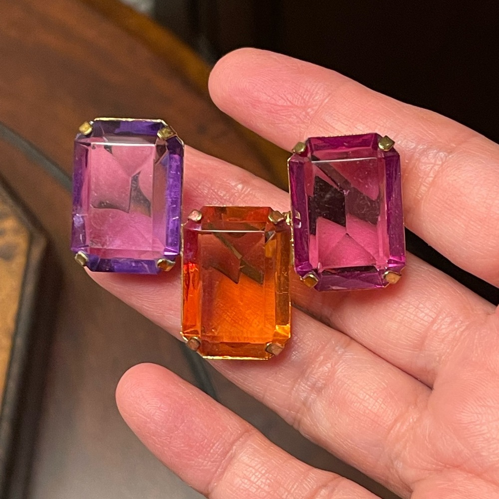 Three color emerald cut lucite gold tone pin brooch - Picture 2 of 9